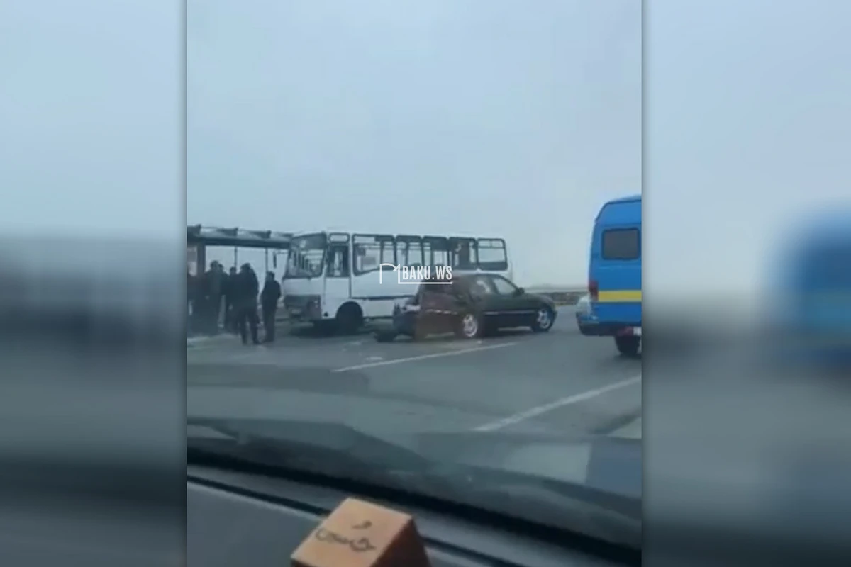 Тяжелое ДТП в Баку: Пассажирский автобус столкнулся с легковушкой - ВИДЕО