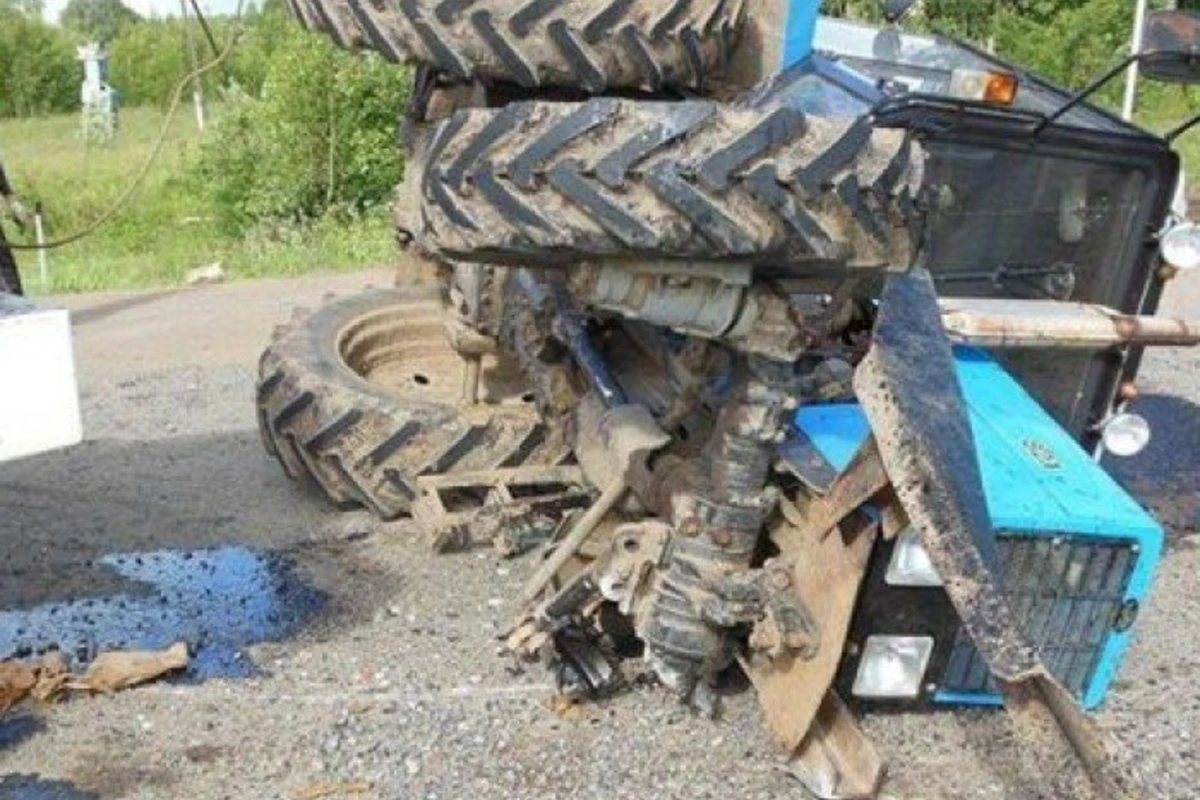 Azərbaycanda qatarla traktor toqquşdu - Ölən var Azərbaycanda qatarla traktor toqquşdu - Ölən var