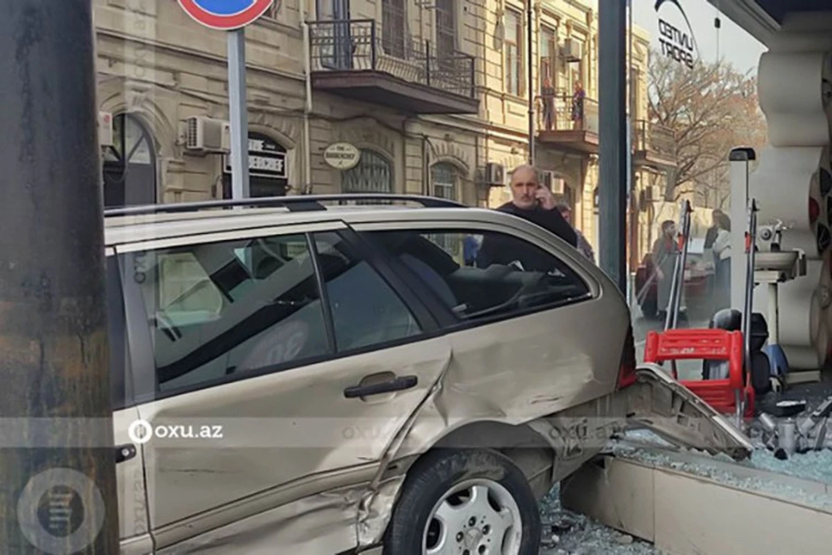 Bakıda qəzaya düşən “Mercedes-Benz” ticarət mərkəzinə girdi - FOTO Bakıda qəzaya düşən “Mercedes-Benz” ticarət mərkəzinə girdi - FOTO