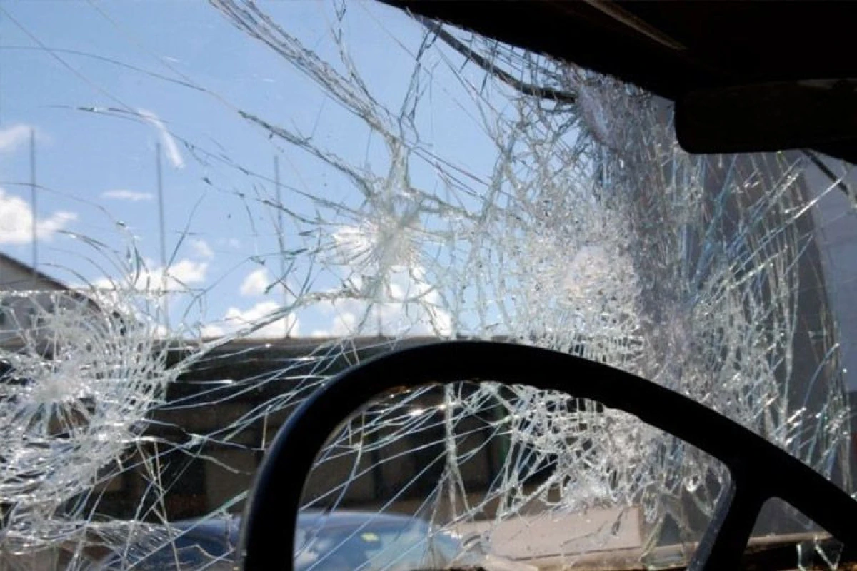 В Джалилабаде перевернулся автомобиль, пострадали 3 человека