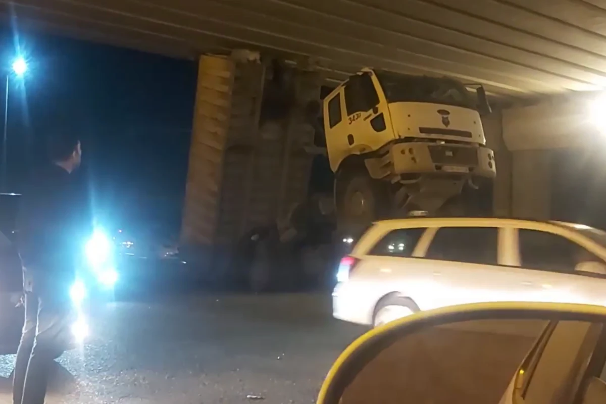 В Баку грузовик устроил аварию - ВИДЕО