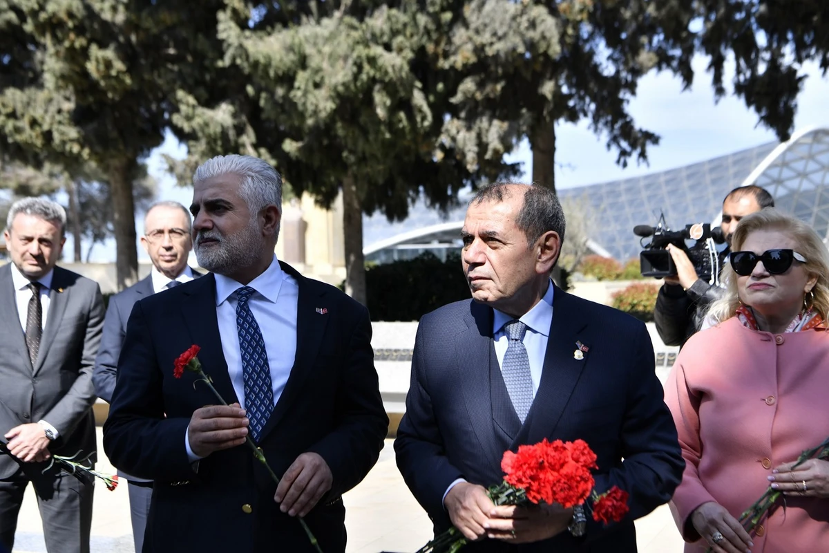 Qalatasarayın prezidenti Şəhidlər xiyabanını ziyarət edib - FOTO