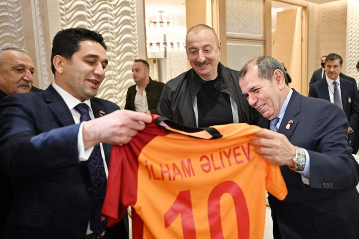 “Qalatasaray” futbol klubunun rəhbəri Prezident İlham Əliyevə xatirə hədiyyələri təqdim edib - FOTO