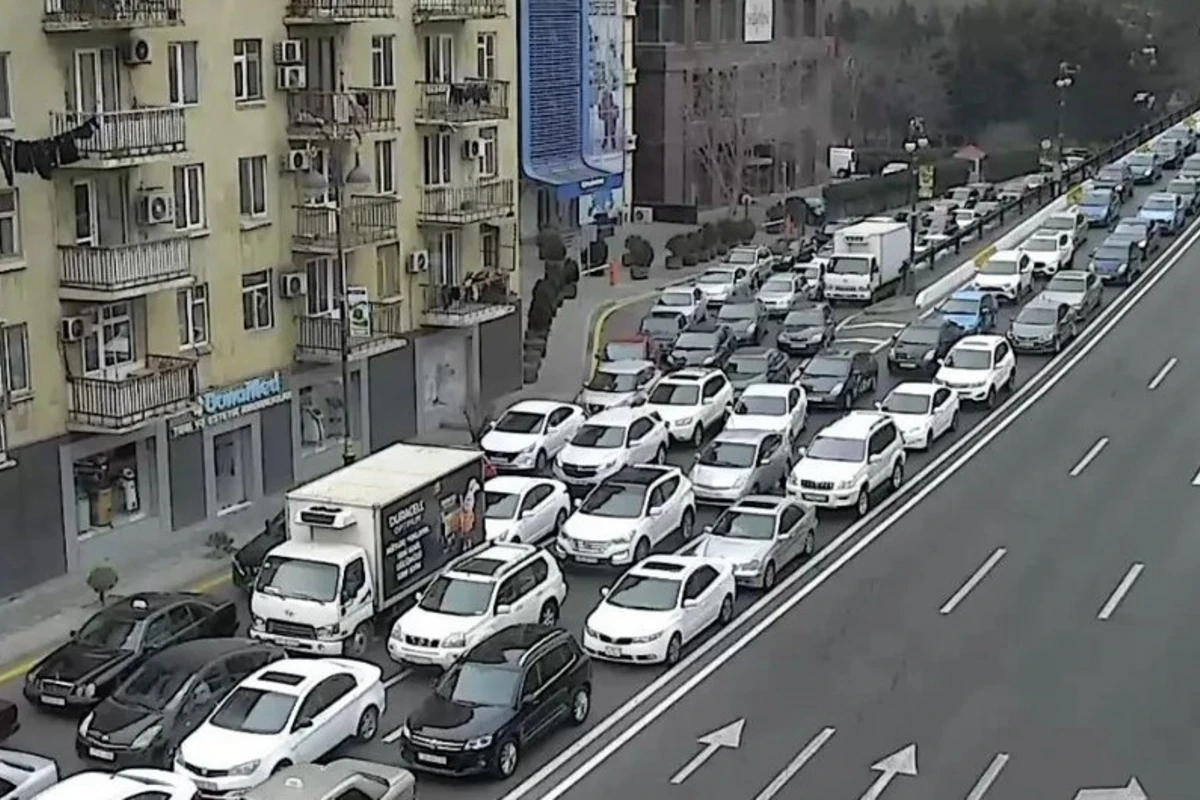 Bakının bir sıra yollarında tıxac yaranıb - SİYAHI