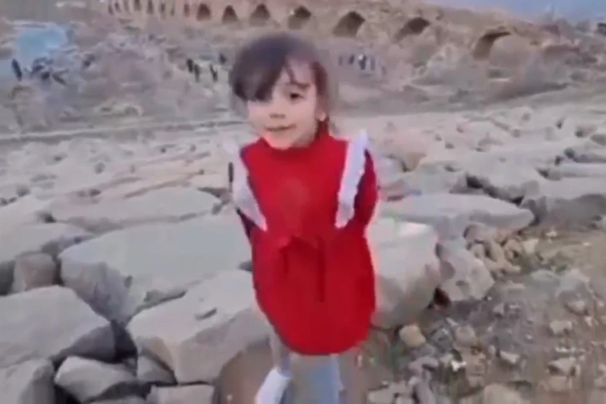 Arazın o tayında yaşayan qızcığazdan İran mollalarına tərs şillə - VİDEO