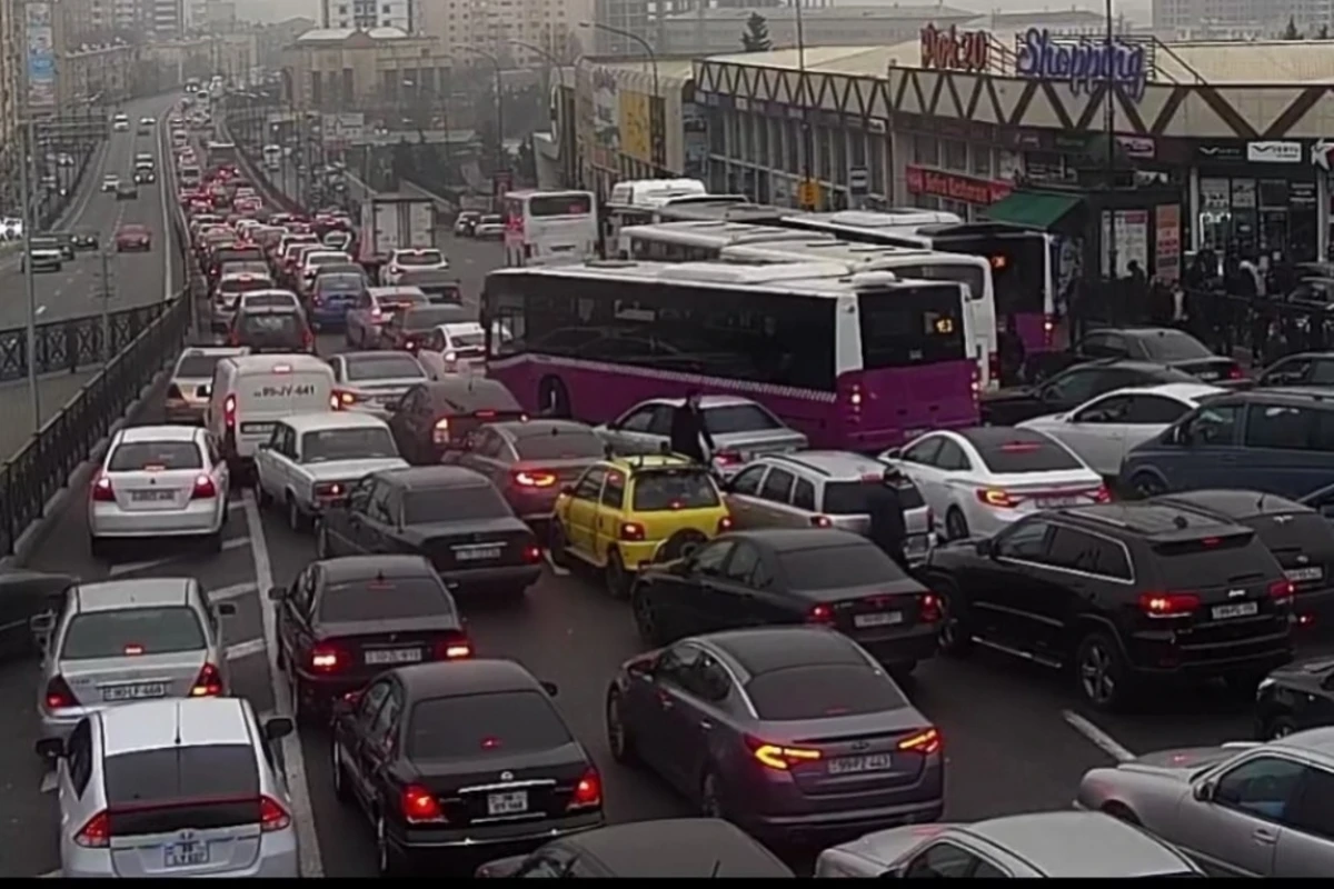 Bakıda avtobuslar 20 dəqiqə gecikir