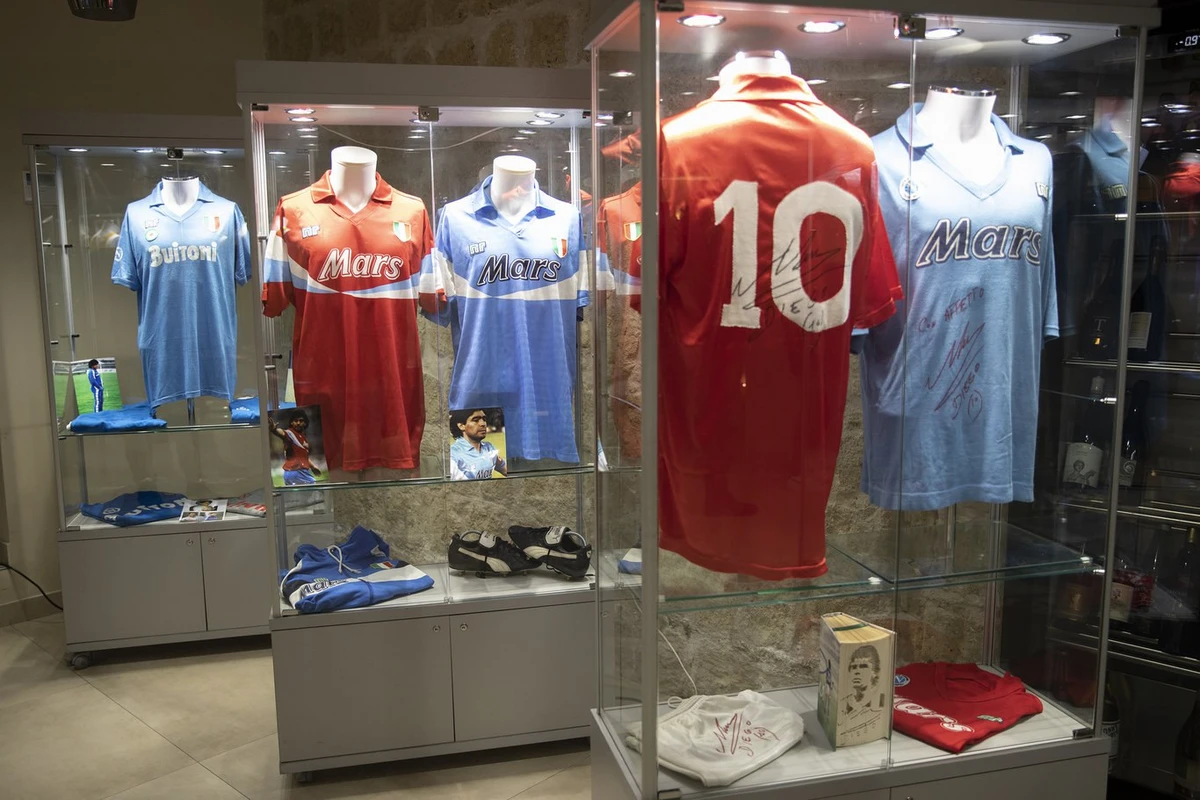 Əfsanəvi Maradonanın şəxsi əşyaları nümayiş olunur - FOTO