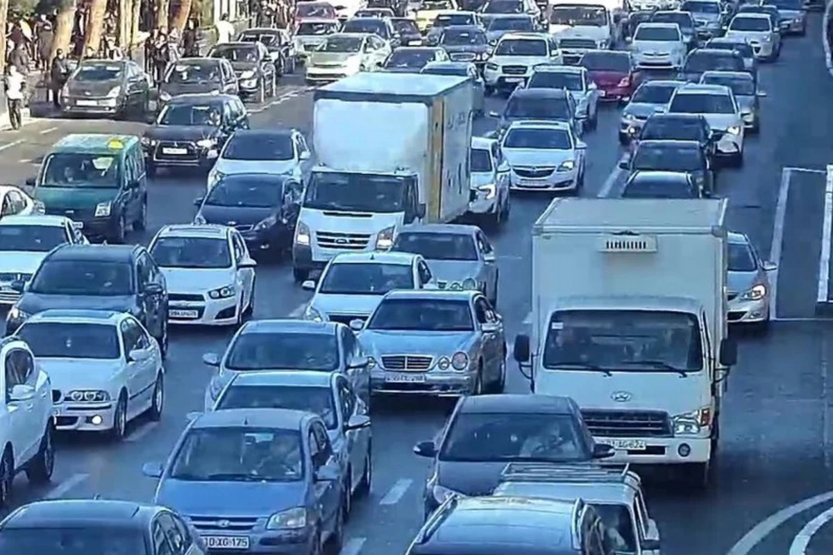 Bakının bir sıra yollarında nəqliyyatın sıxlığı yaranıb