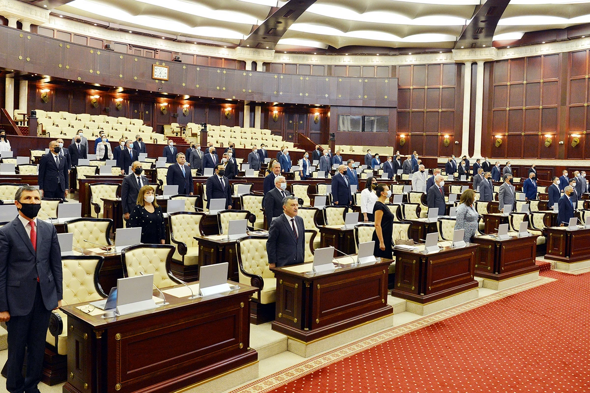 Millət vəkilindən AÇIQLAMA: “Bütün deputatlara silah verilə bilər” - FOTO