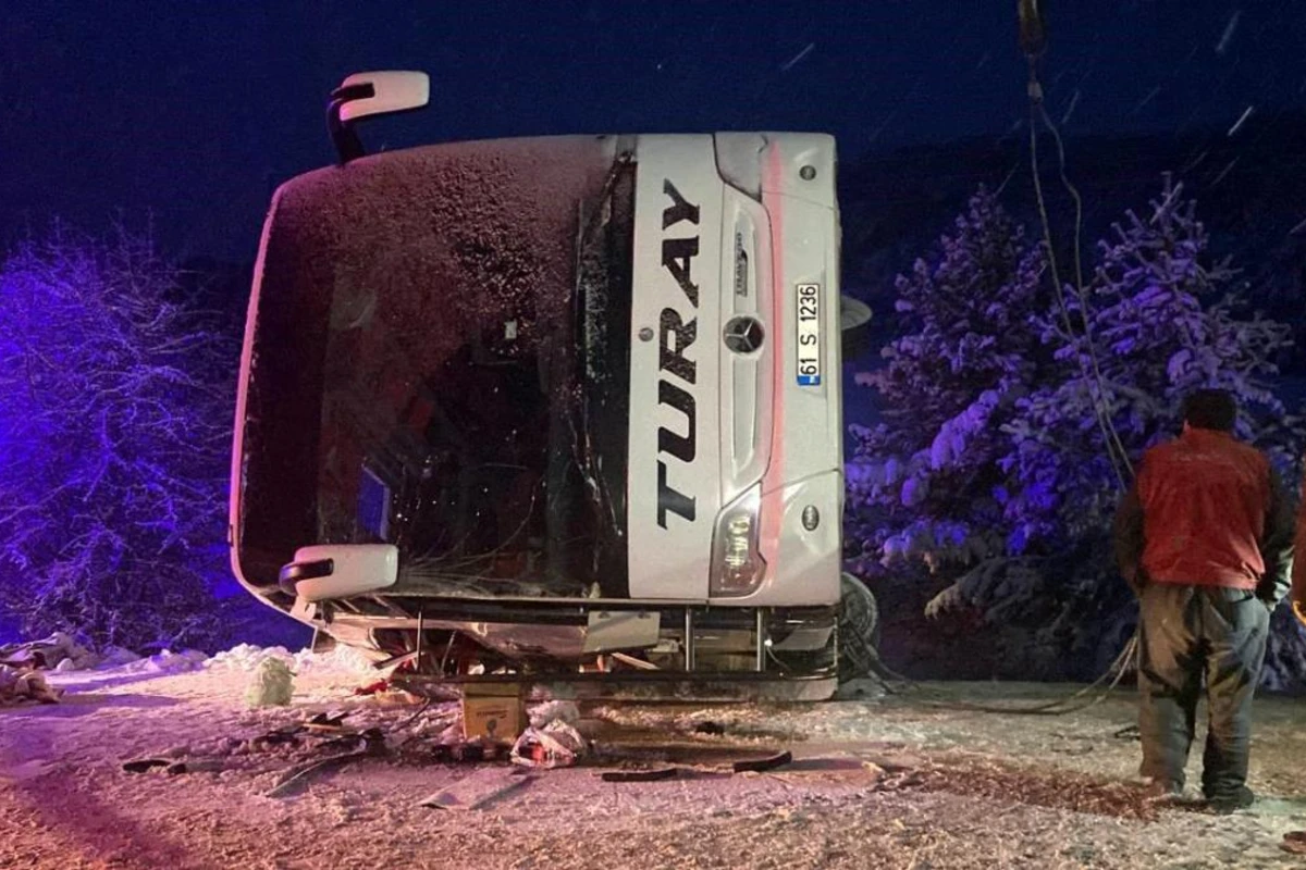 Türkiyədə avtobus aşdı: Ölənlər və çox sayda yaralılar var - FOTO Türkiyədə avtobus aşdı: Ölənlər və çox sayda yaralılar var - FOTO
