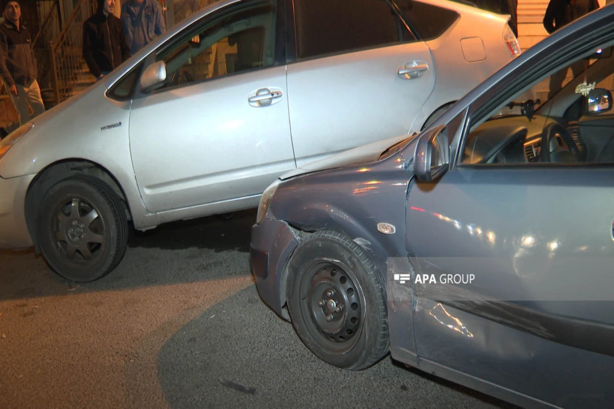 Bakıda avtomobil park halında olan digər maşına çırpılıb - FOTO