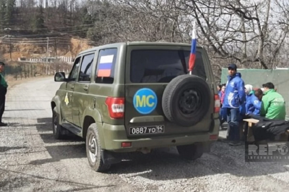 По дороге Ханкенди - Лачын беспрепятственно проехали 45 автомобилей российских миротворцев