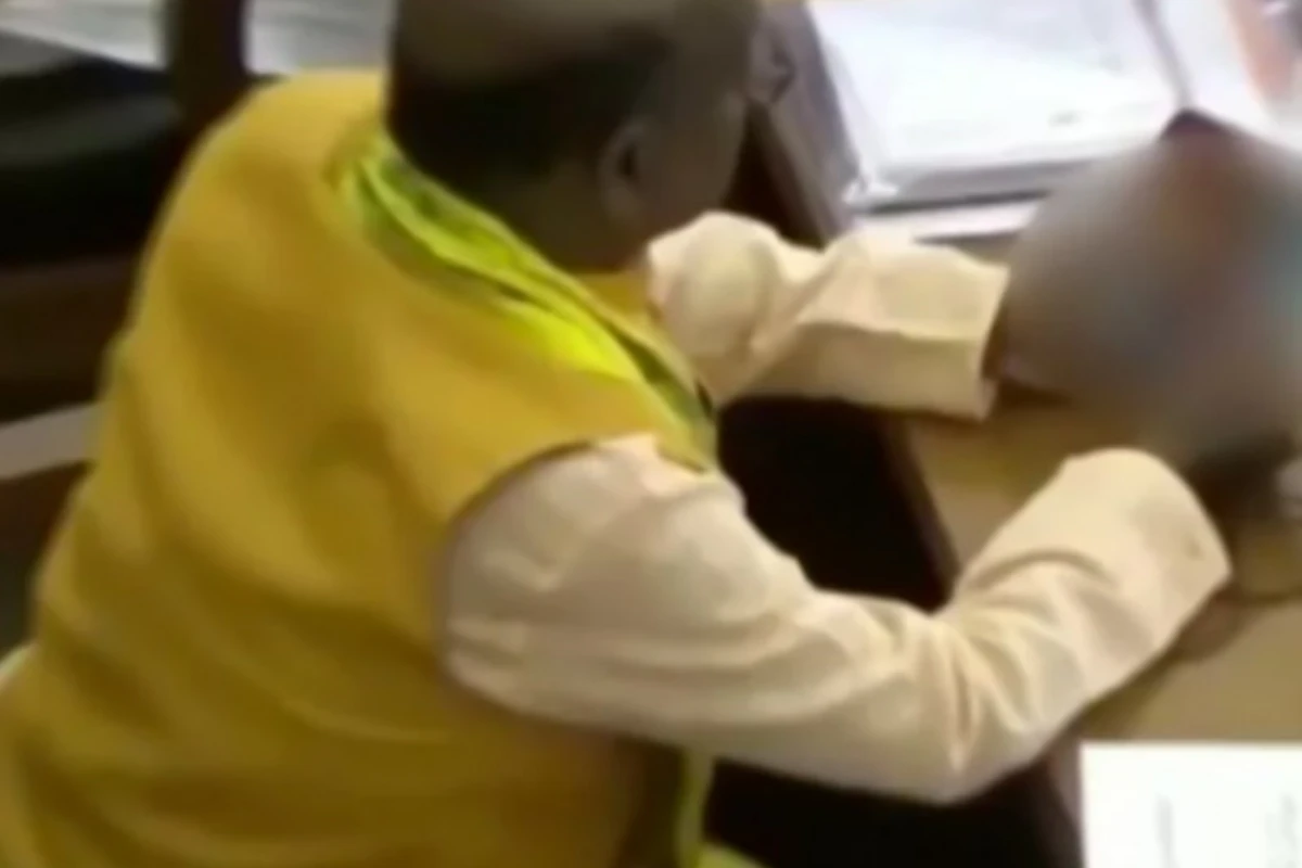 Deputat Hindistan parlamentinin iclasında əxlaqsız video izlədi - FOTO/VİDEO