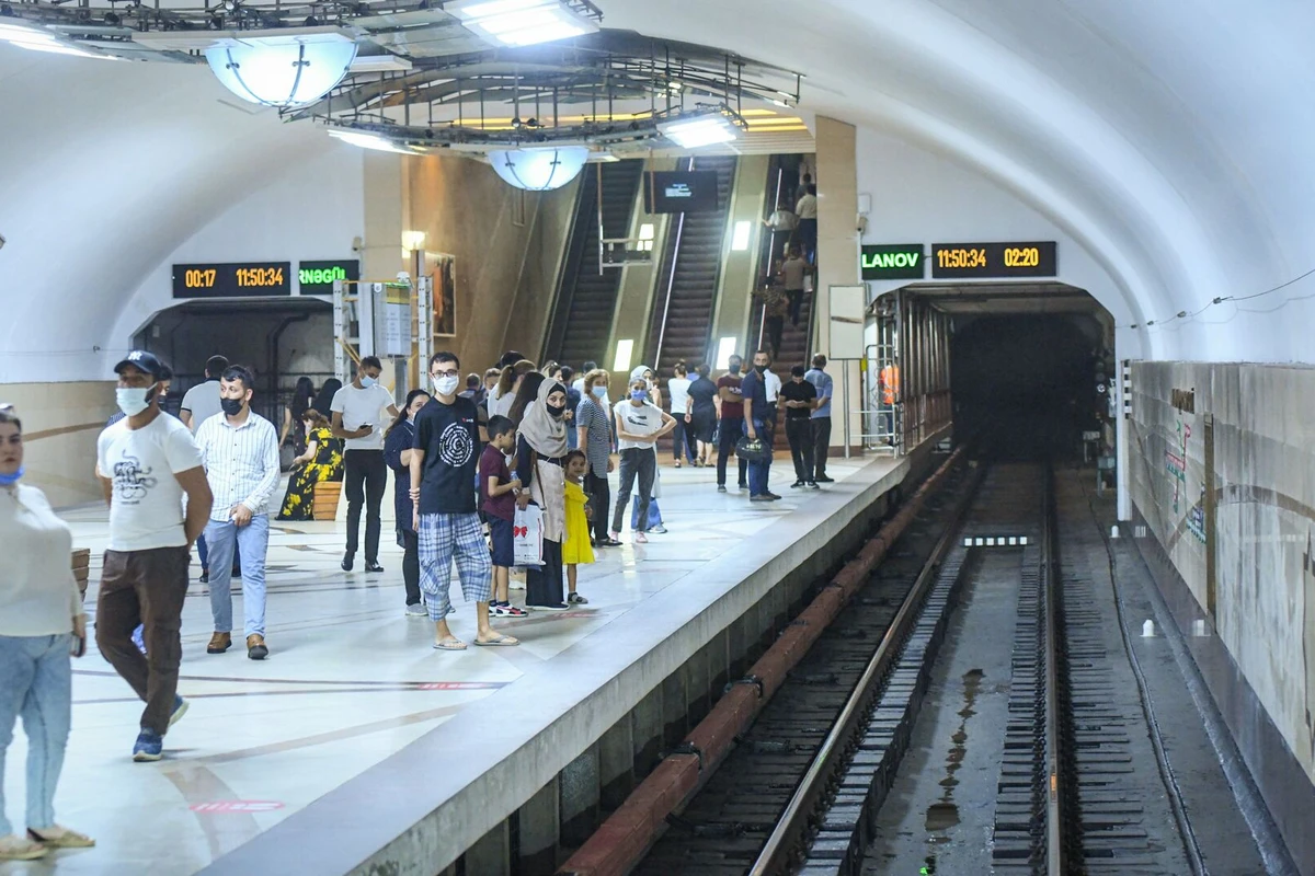 Bakı metrosunda TƏHLÜKƏLİ ANLAR: Sərnişindən ağlasığmaz hərəkət - VİDEO