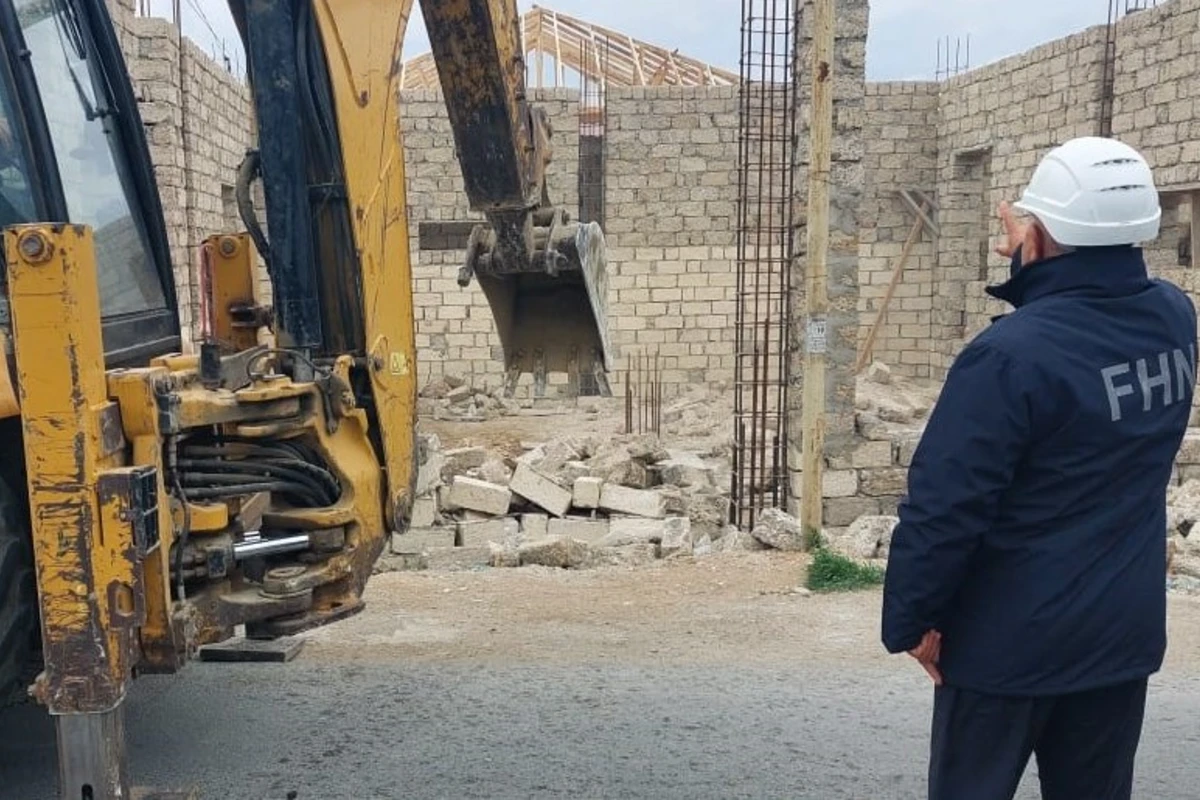 Fövqəladə Hallar Nazirliyi Bakıda qanunsuz tikilən obyektləri söküb - FOTO
