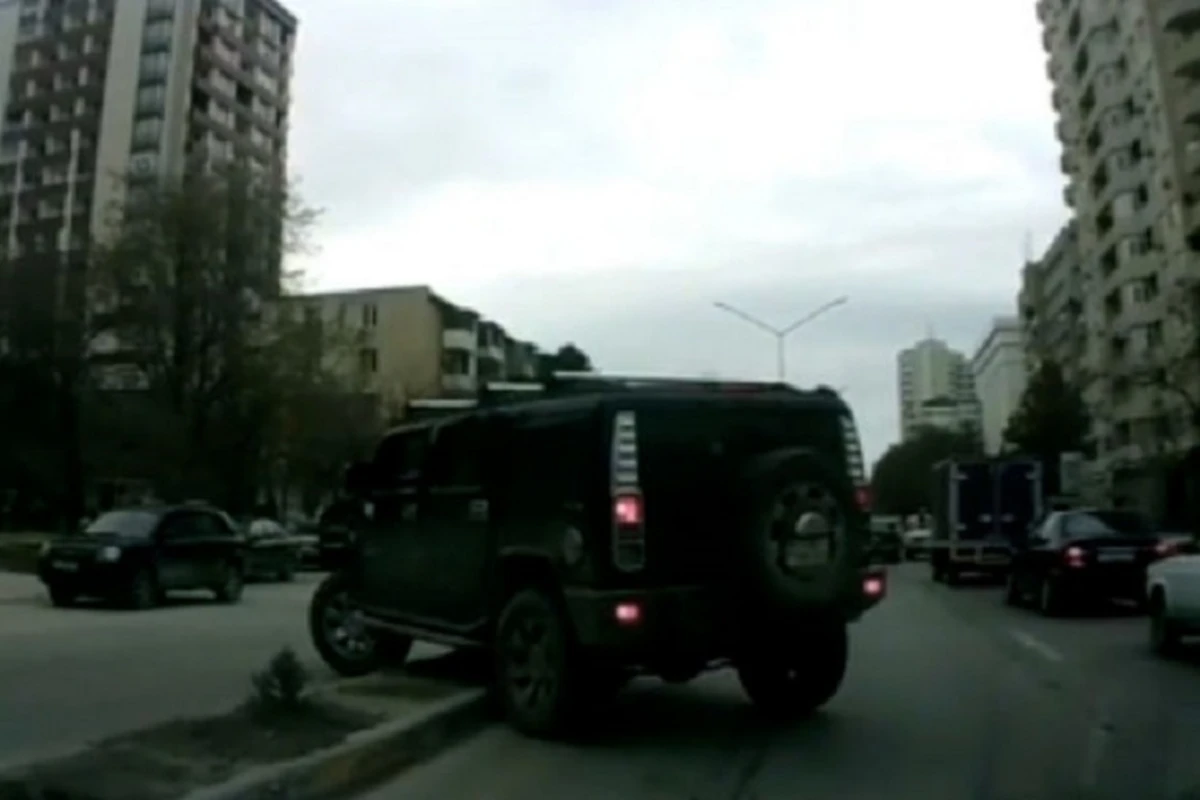 Bakıda sürücüdən əks istiqamətə keçmək üçün “unikal” çıxış yolu - VİDEO