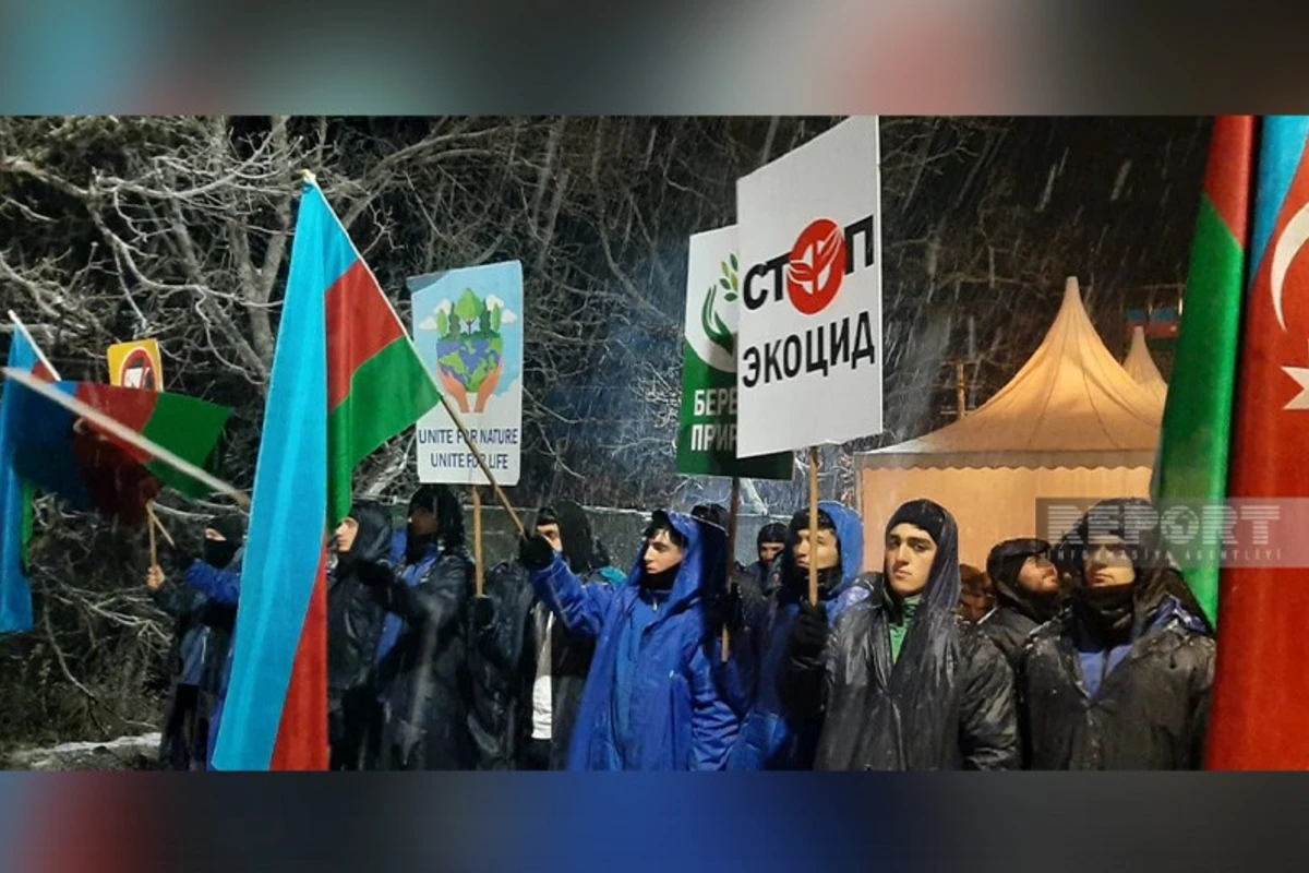Несмотря на морозную погоду, экоакция на дороге Ханкенди-Лачын продолжается - ФОТО
