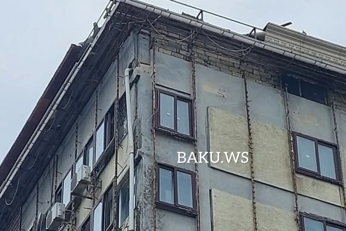 Bakıda küləkli havada təhlükə saçan bina - FOTO - ANBAAN VİDEO