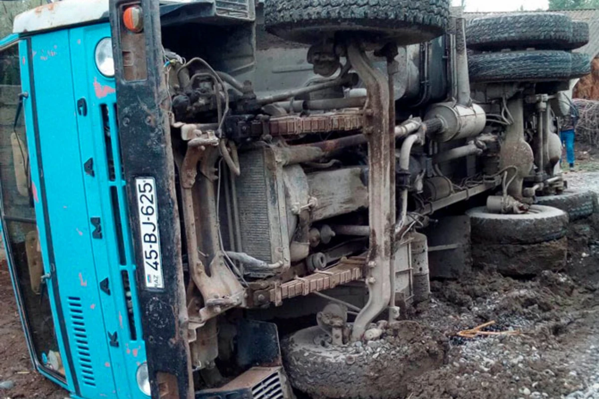 Azərbaycanda iki “KamAz” toqquşub: Ölən var