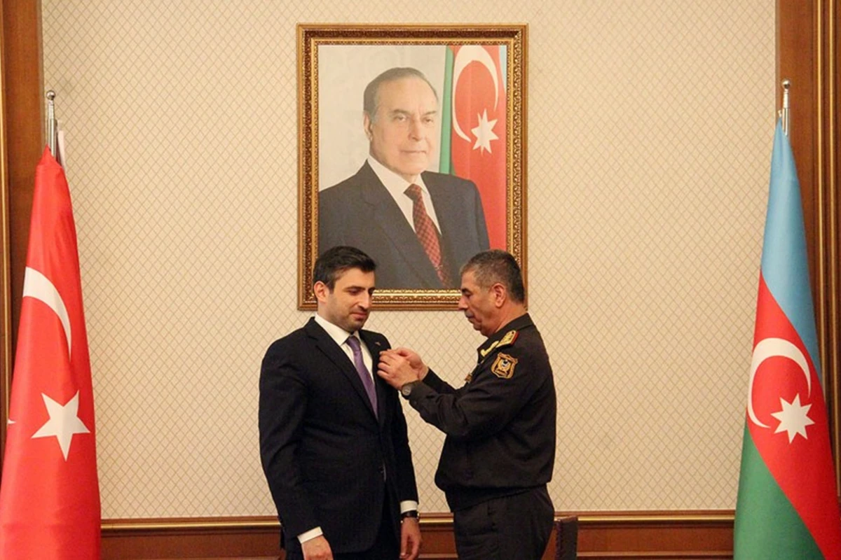 Zakir Həsənov Selçuk Bayraktarı medalla təltif edib - FOTO