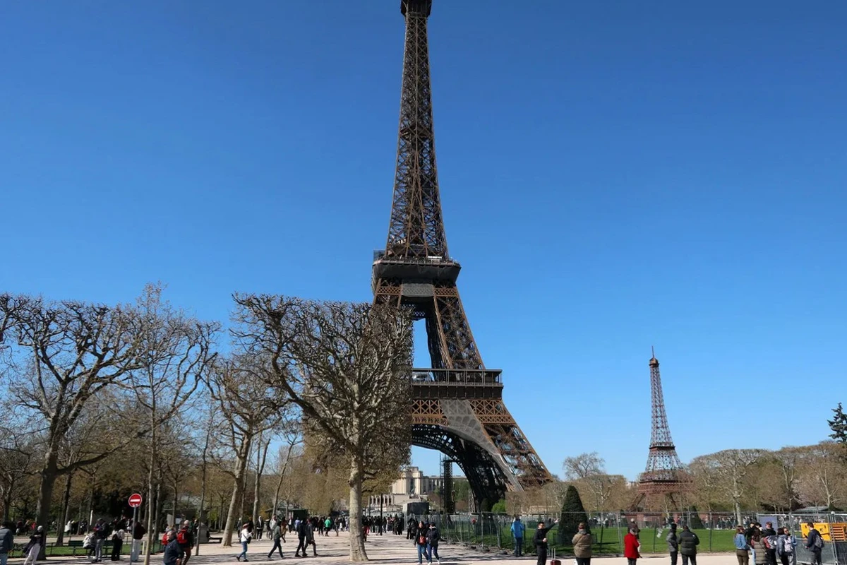 Parisdə Eyfel qülləsindən 200 metr aralıda daha bir Eyfel inşa edildi - FOTO