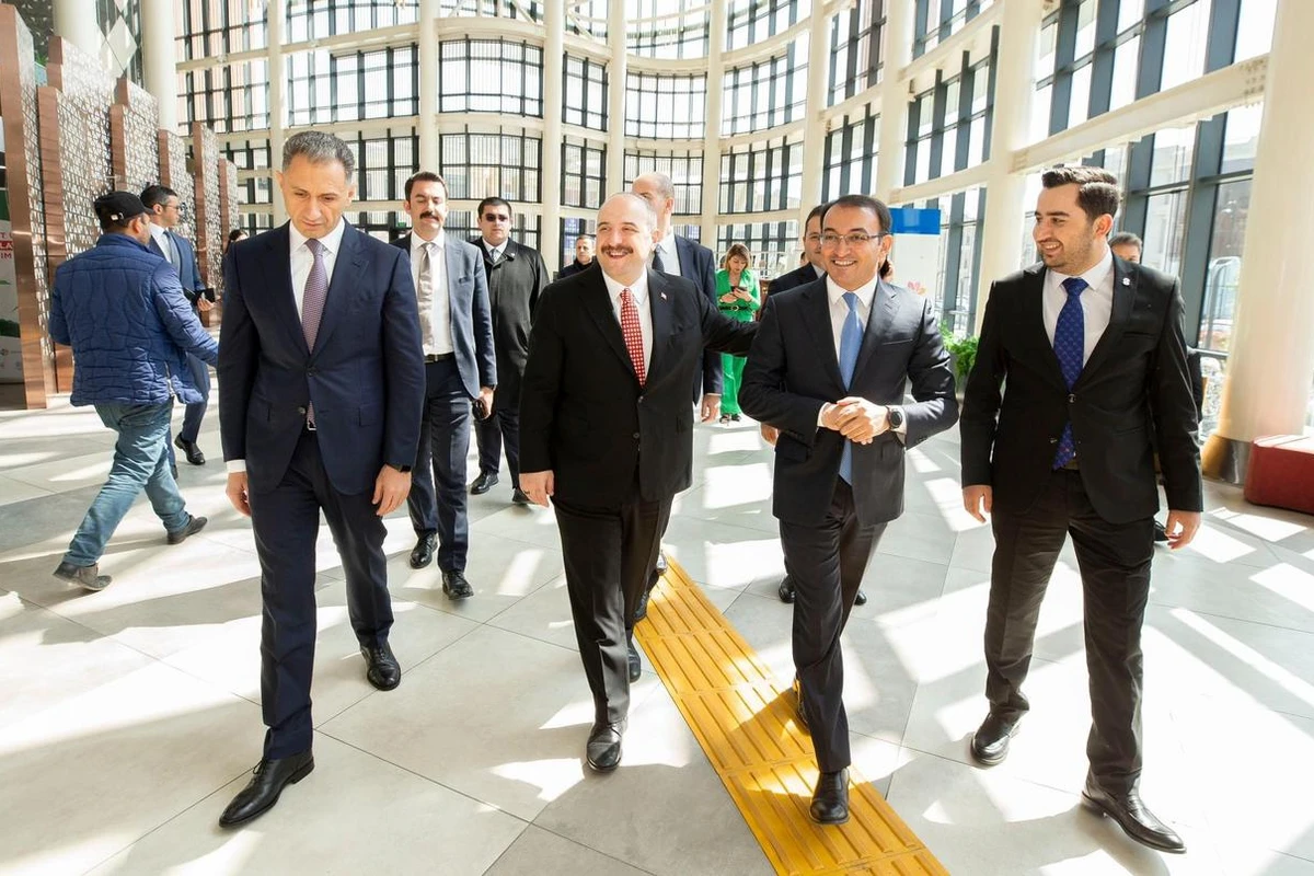 Türkiyənin sənaye və texnologiya naziri “ASAN xidmət”də - FOTO