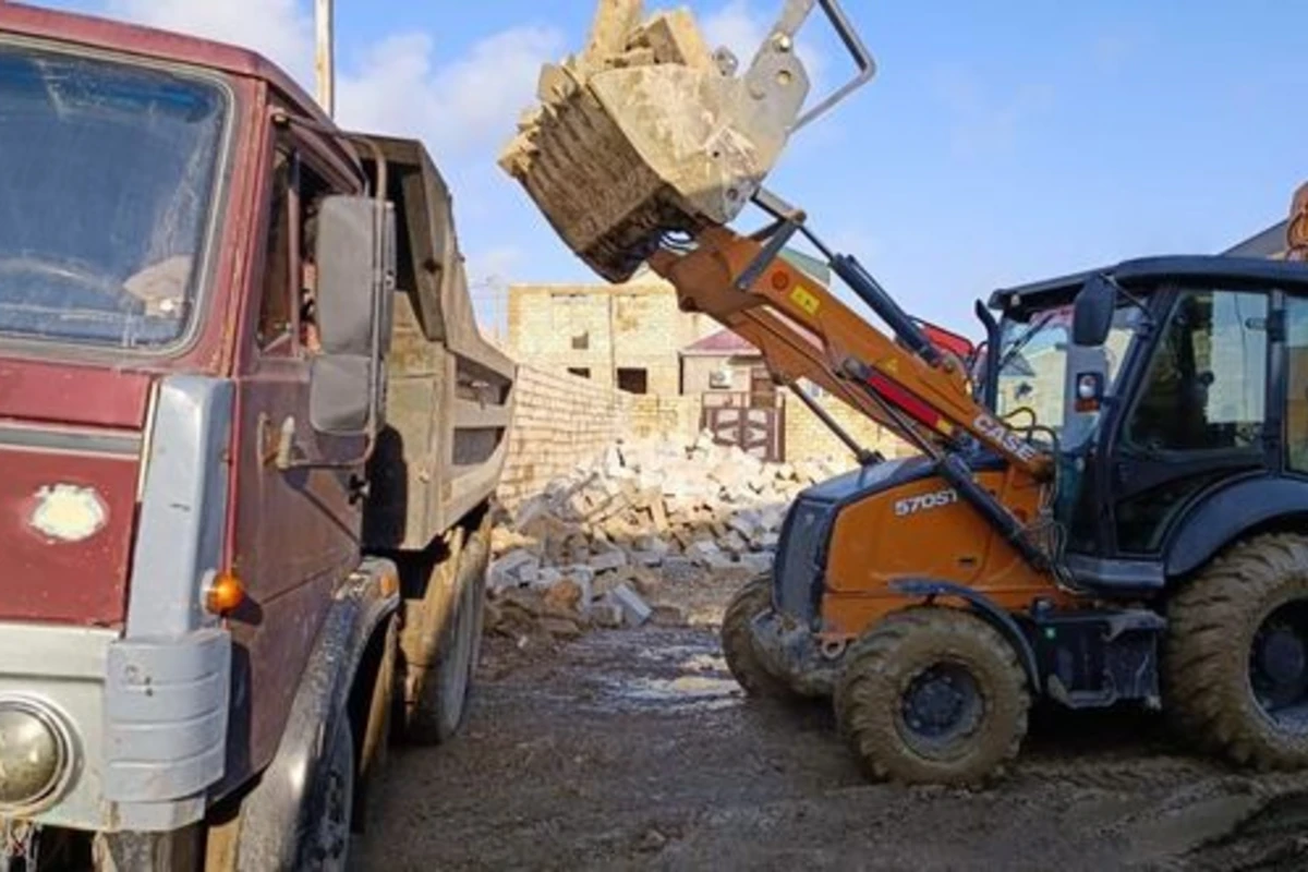 Bakıda dənizkənarı ərazidə qanunsuz tikili söküldü - FOTO