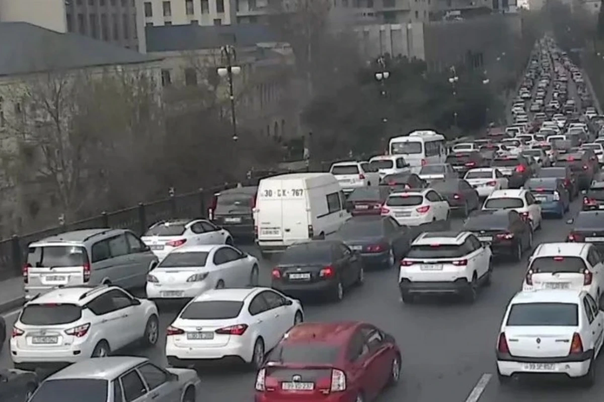 ​​​​​​​На ряде улиц и проспектов Баку затруднено движение транспорта - СПИСОК