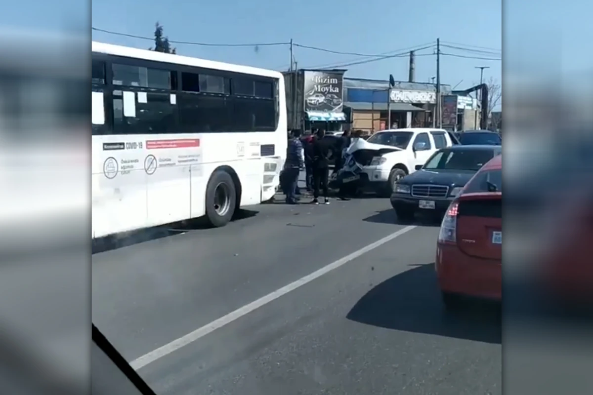 Baksol yolunda PikUp sərnişin avtobusuna çırpılıb - VİDEO
