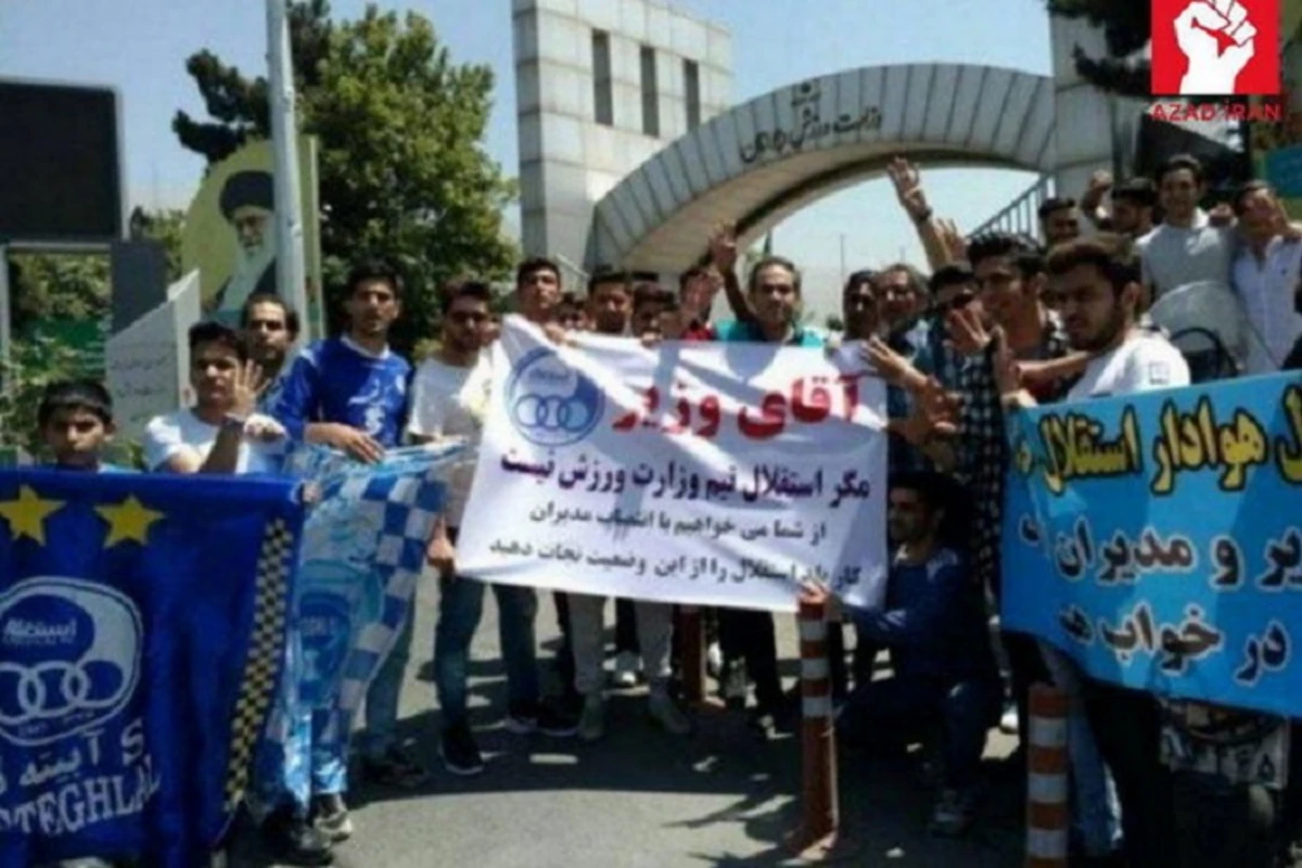 İranın “İstiqlal” futbol komandasının azarkeşləri etiraz aksiyası keçiriblər - FOTO