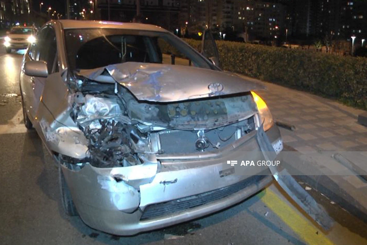 Bakıda “Prius” və “Pajero” toqquşub - FOTO
