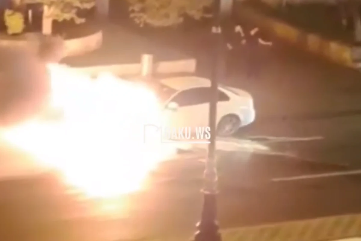 Пламя охватило Mercedes посреди дороги в Баку - ВИДЕО