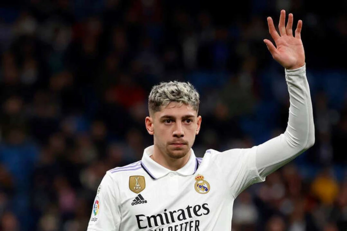 Realın ulduzu rəqib futbolçunu döydü