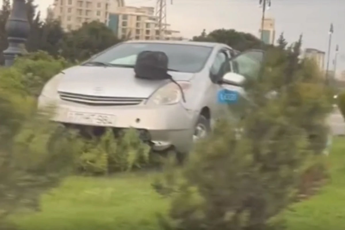 Bakıda Prius qəza törətdi, parka çıxdı - VİDEO