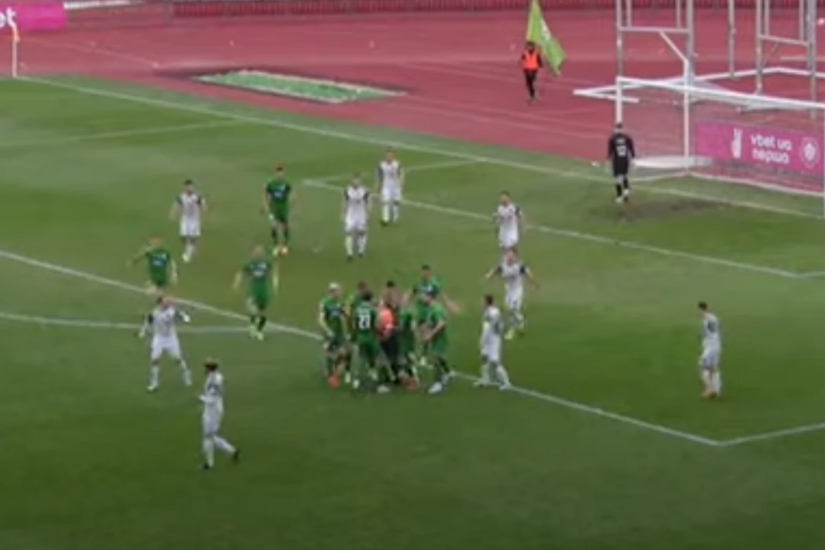 Futbolçular qadın hakimə hücum etdilər - VİDEO