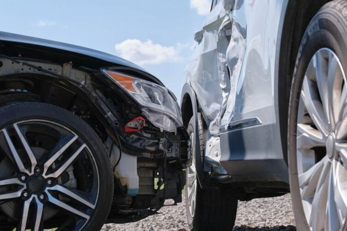 Bakıda BMW və “Khazar” markalı avtomobillər toqquşub