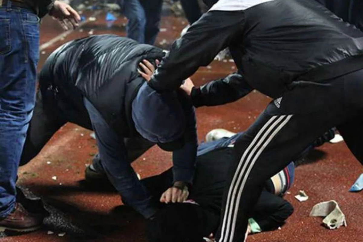 Bakıda futbol meydançasında kütləvi dava - Yaralılar var