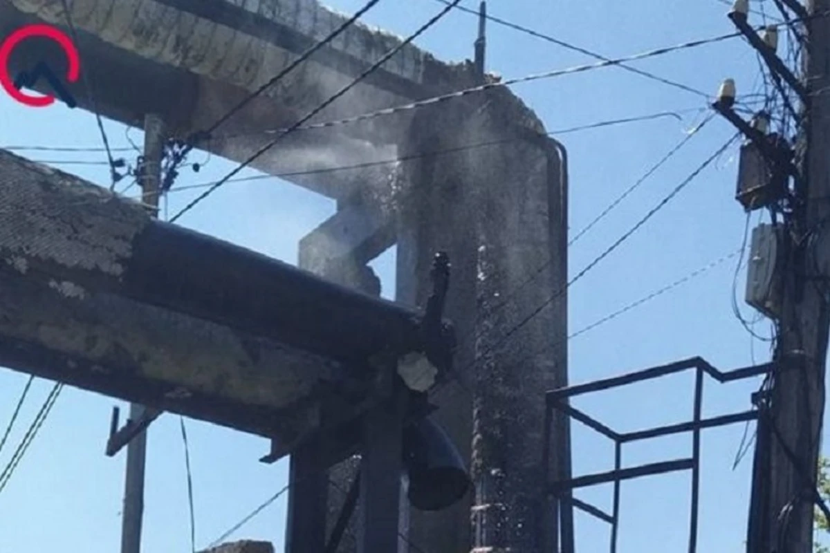Bakıda istilik borusunda sızma, su küçəyə axır - FOTO/VİDEO