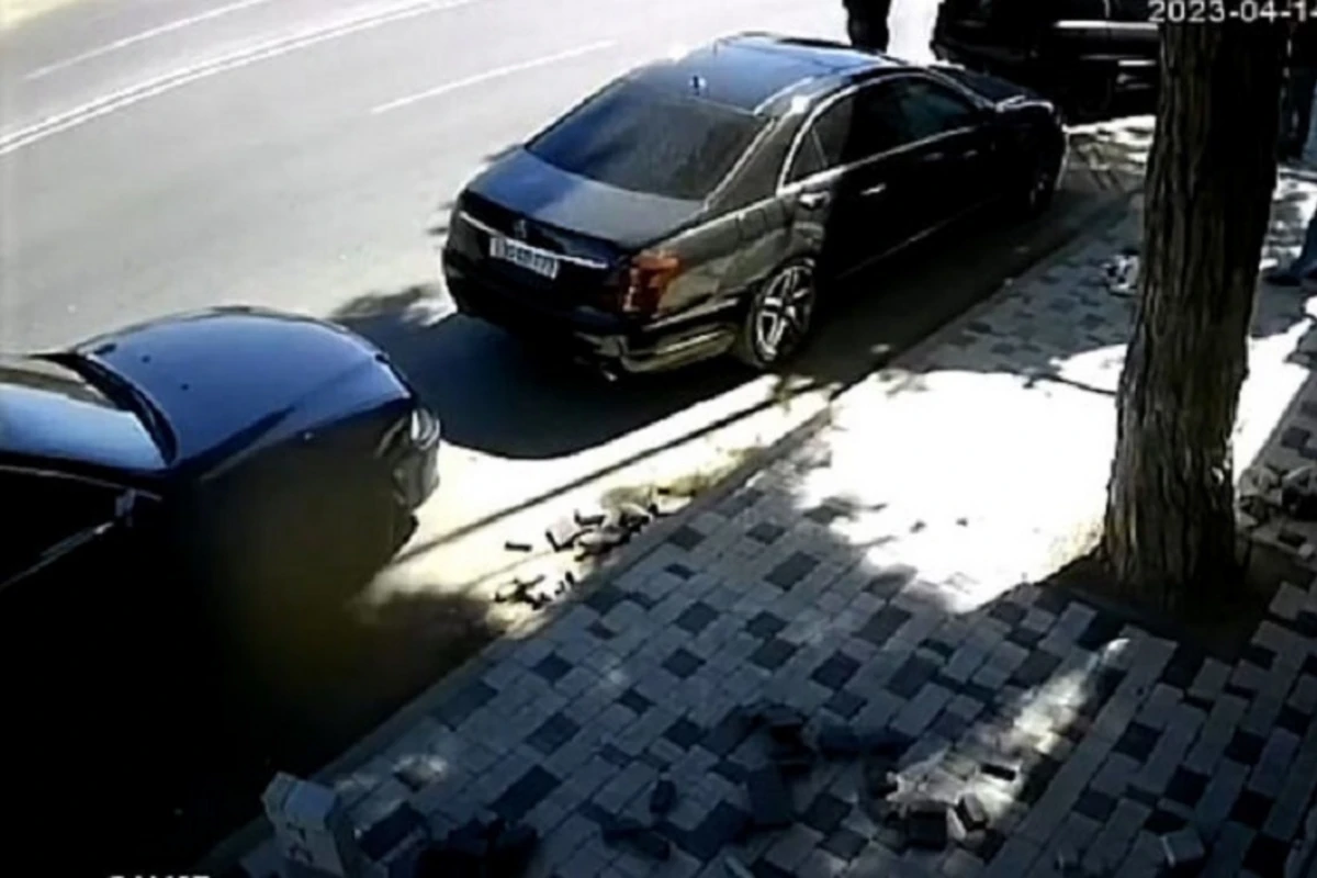 Серьезное ДТП в столице: от удара мужчину отбросило на автомобиль - ВИДЕО