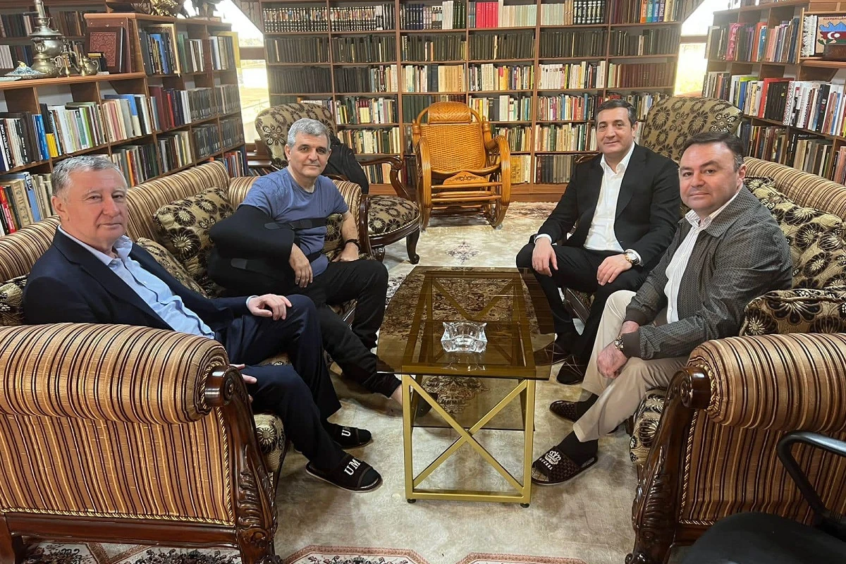 Deputatlar Fazil Mustafaya baş çəkdi