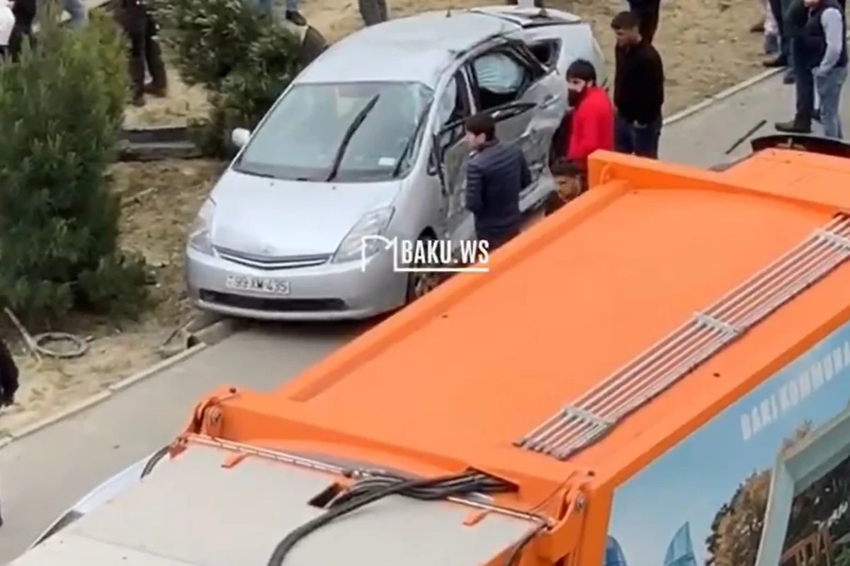 Bakıda zibil daşıyan maşın Priusla toqquşdu - VİDEO