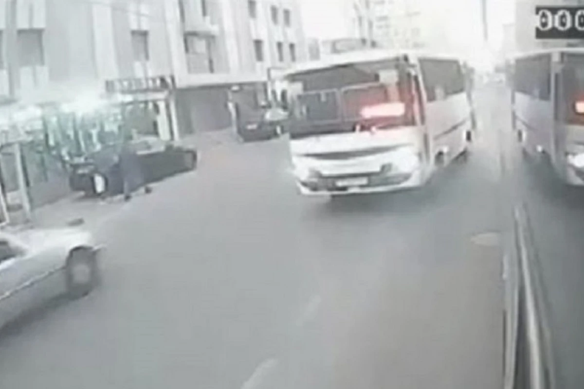 В Хырдалане автобус умышленно совершил ДТП? - ВИДЕО