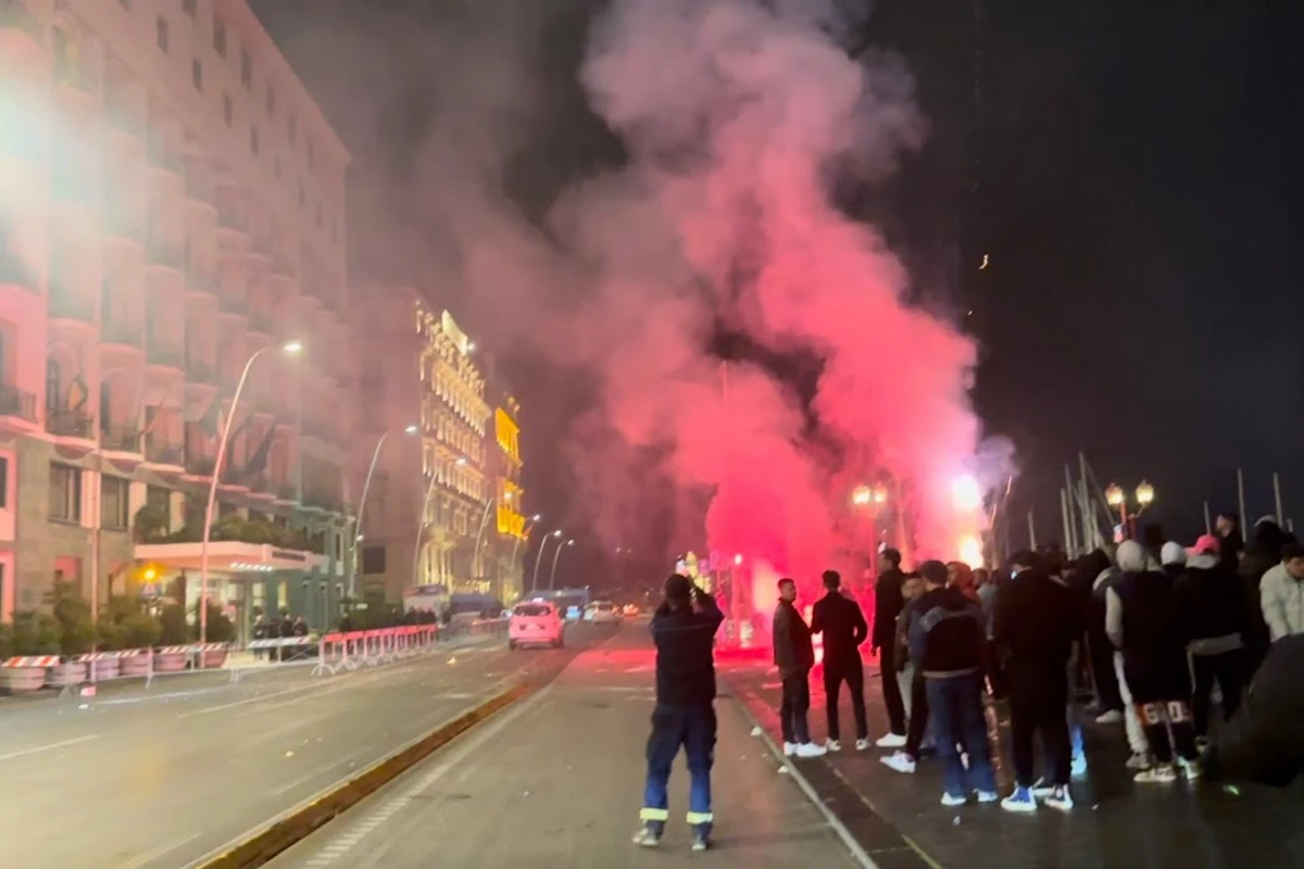 “Napoli” azarkeşləri “Milan” futbolçuları üçün cəhənnəm yaratdılar - VİDEO