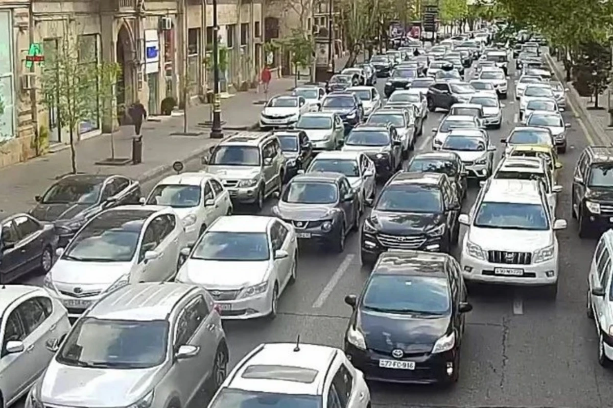 На ряде улиц и проспектов Баку затруднено движение транспорта - СПИСОК