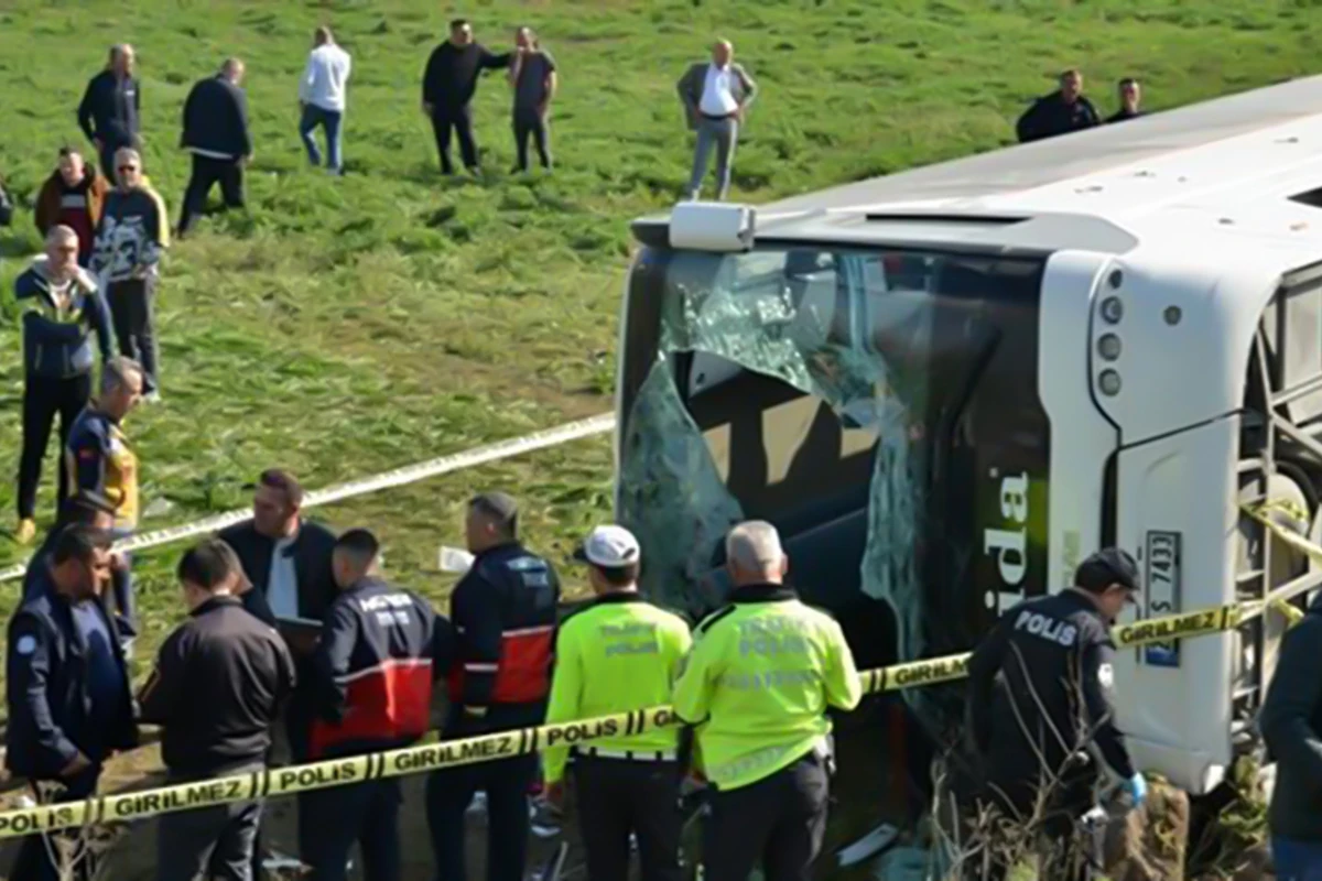 Servis avtobusu aşdı: 3 nəfər öldü, 31 işçi yaralandı - FOTO