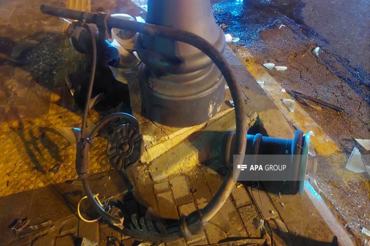 Bakıda qəza zamanı işıq dirəyi sıradan çıxıb, sürücü xəsarət alıb - FOTO