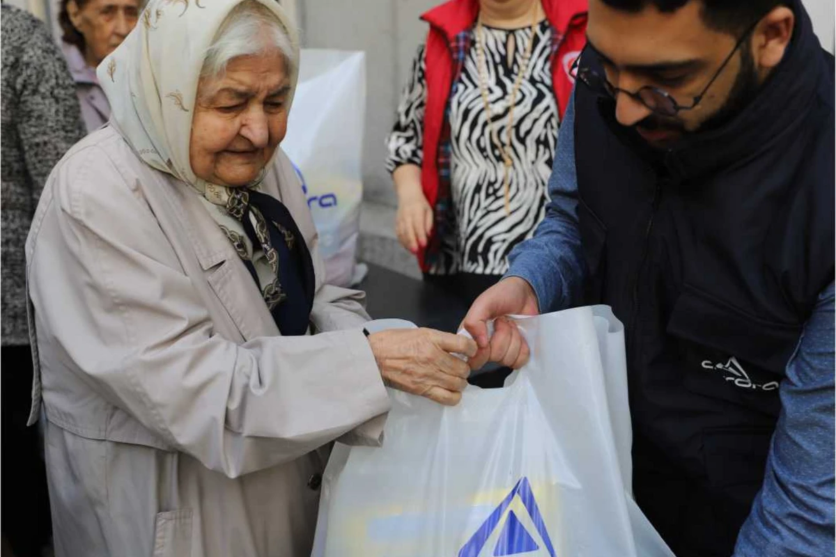 Avrora MMC aztəminatlı ailələrə bayram sovqatı çatdırıb - FOTO