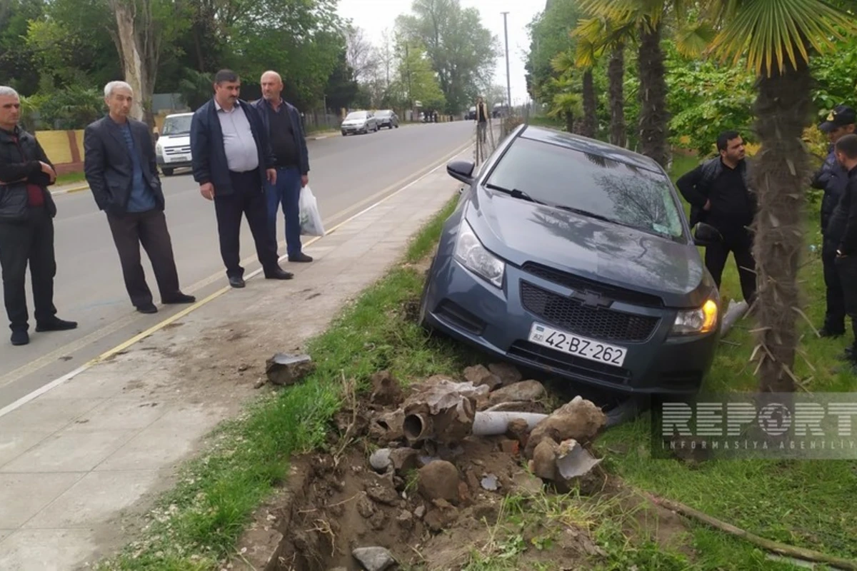 В Азербайджане автомобиль сбил двух подростков - ФОТО