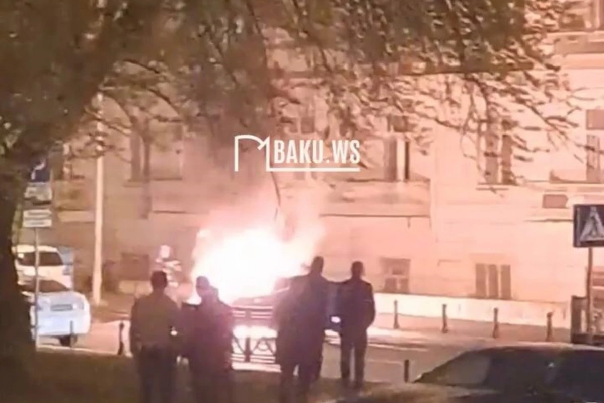 Перед ИВ Насиминского района сгорел автомобиль - ВИДЕО Перед ИВ Насиминского района сгорел автомобиль - ВИДЕО