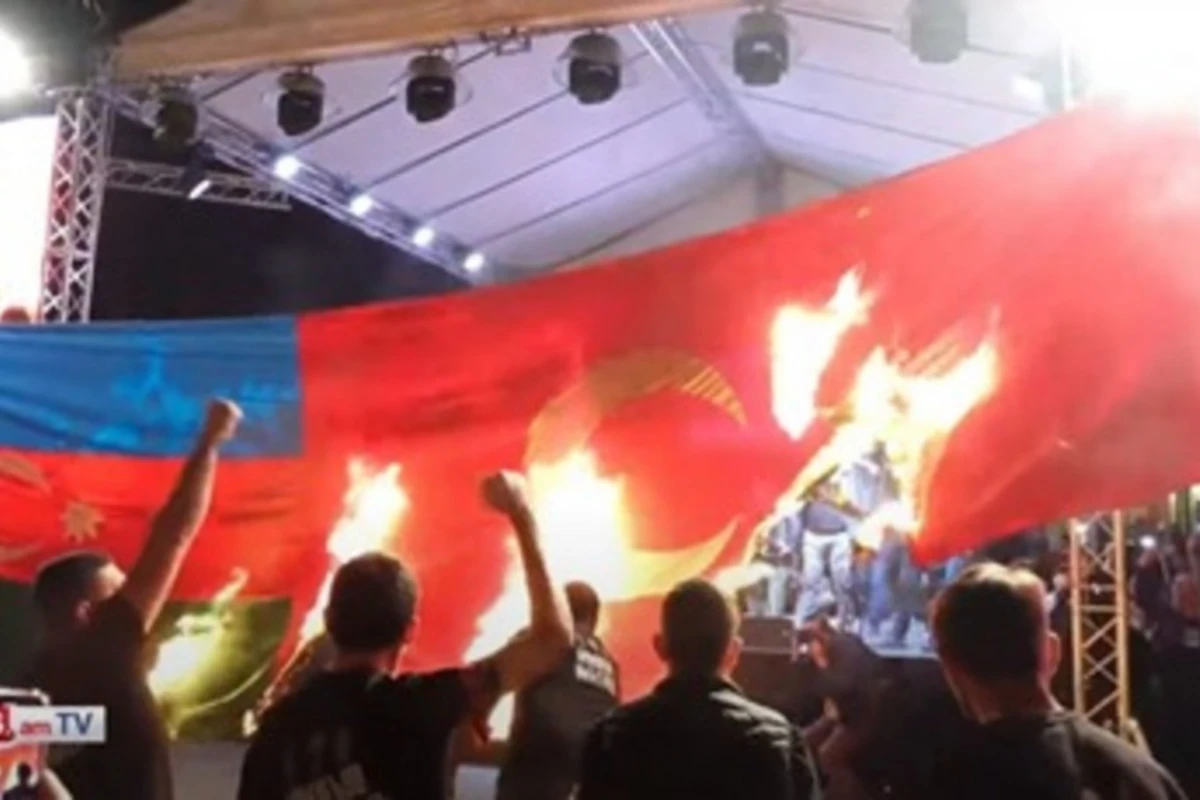 В Ереване сожгли флаги Азербайджана и Турции - ВИДЕО В Ереване сожгли флаги Азербайджана и Турции - ВИДЕО